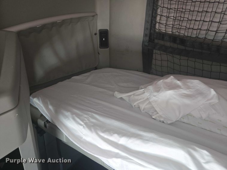 image for item YA0572 2019 Kenworth T680 semi truck