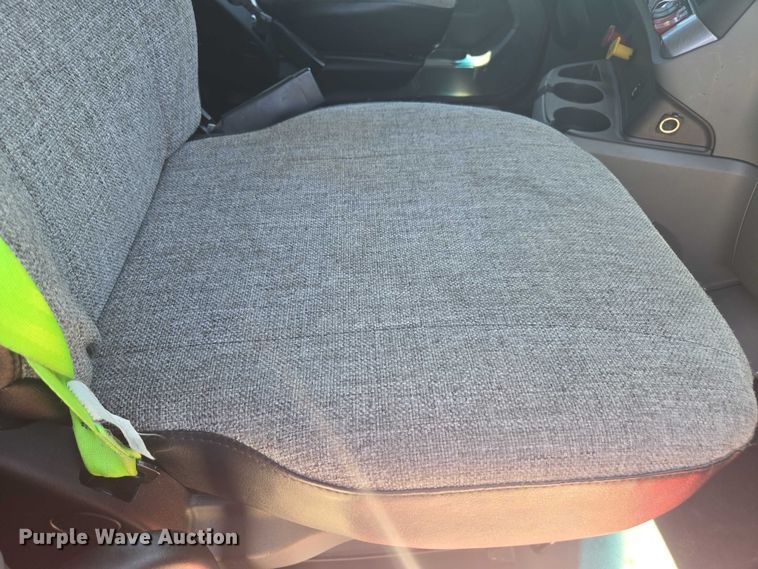 image for item YA0572 2019 Kenworth T680 semi truck