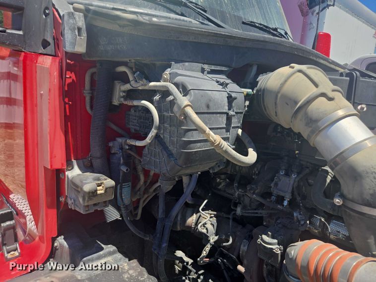 image for item YA0572 2019 Kenworth T680 semi truck