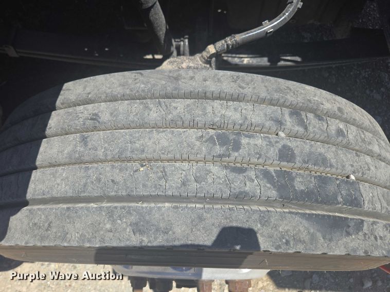 image for item YA0572 2019 Kenworth T680 semi truck