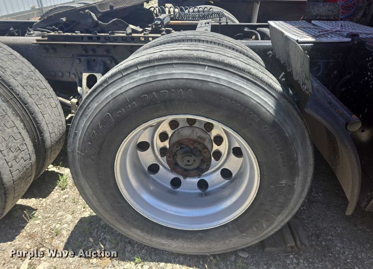 image for item YA0572 2019 Kenworth T680 semi truck