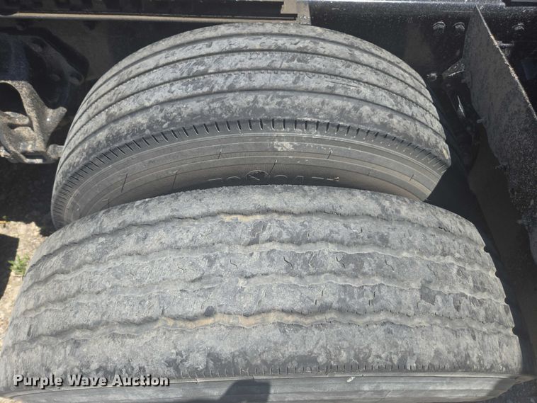 image for item YA0572 2019 Kenworth T680 semi truck