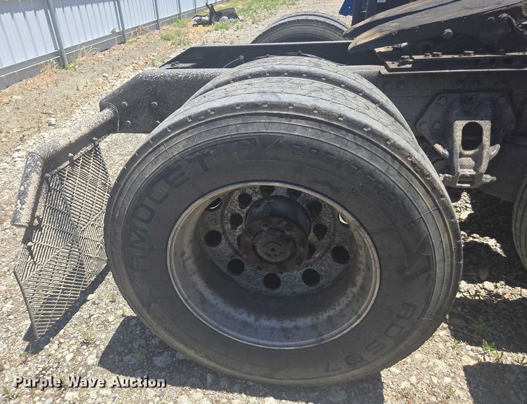 image for item YA0572 2019 Kenworth T680 semi truck