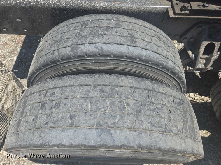 image for item YA0572 2019 Kenworth T680 semi truck