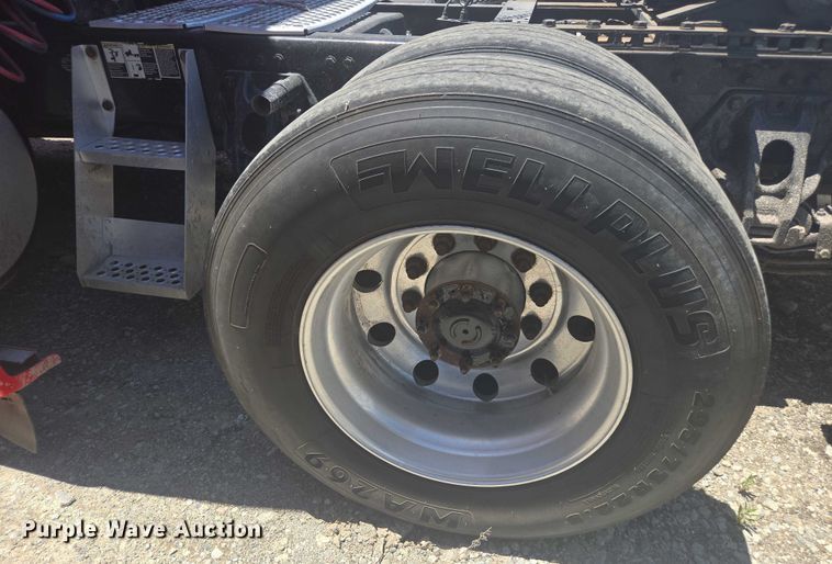 image for item YA0572 2019 Kenworth T680 semi truck