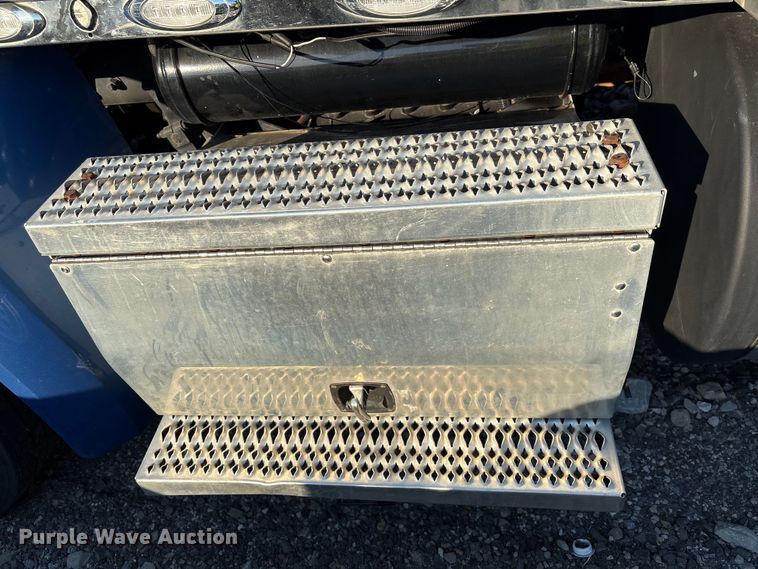 image for item YA0655 2018 Peterbilt 579 semi truck