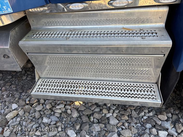 image for item YA0655 2018 Peterbilt 579 semi truck