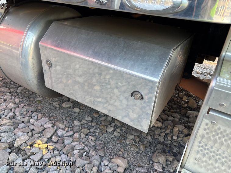 image for item YA0655 2018 Peterbilt 579 semi truck