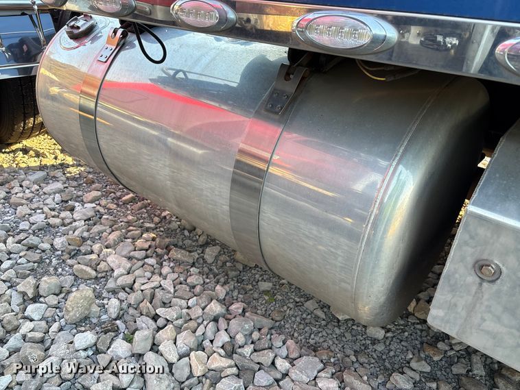 image for item YA0655 2018 Peterbilt 579 semi truck