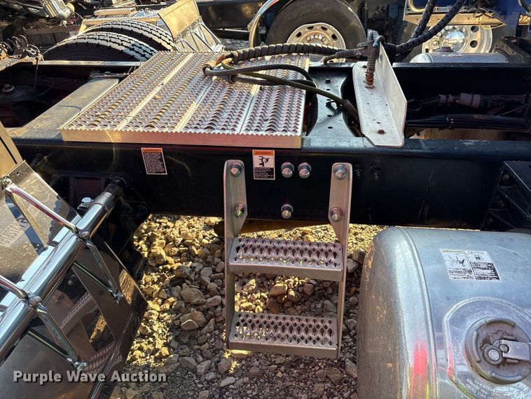 image for item YA0655 2018 Peterbilt 579 semi truck