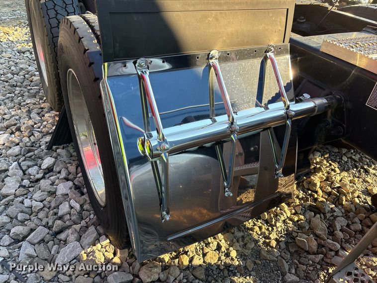 image for item YA0655 2018 Peterbilt 579 semi truck