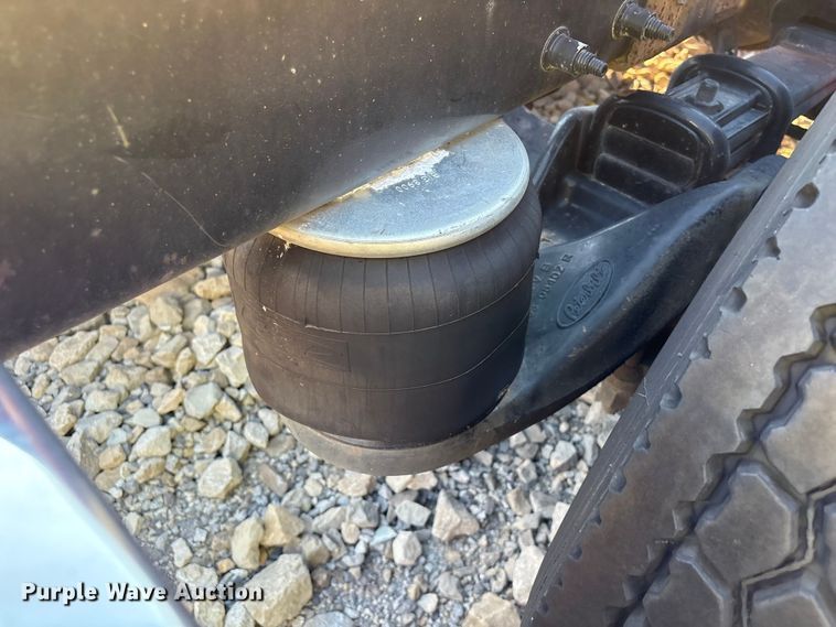 image for item YA0655 2018 Peterbilt 579 semi truck