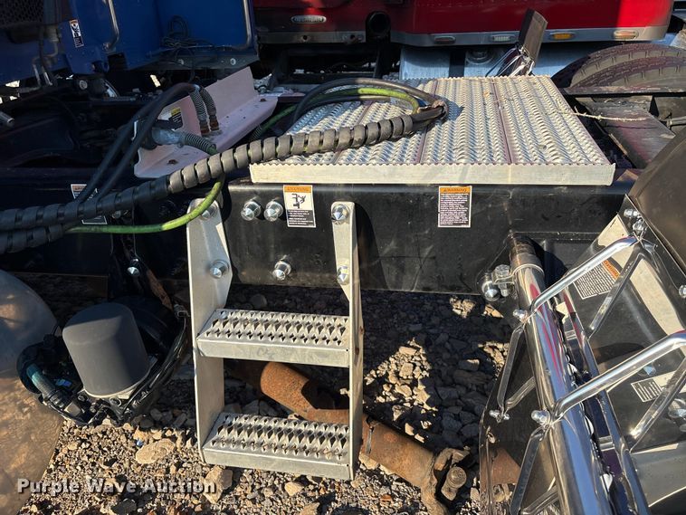 image for item YA0655 2018 Peterbilt 579 semi truck