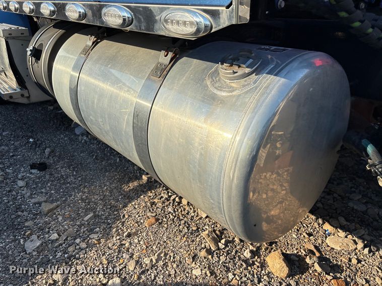 image for item YA0655 2018 Peterbilt 579 semi truck