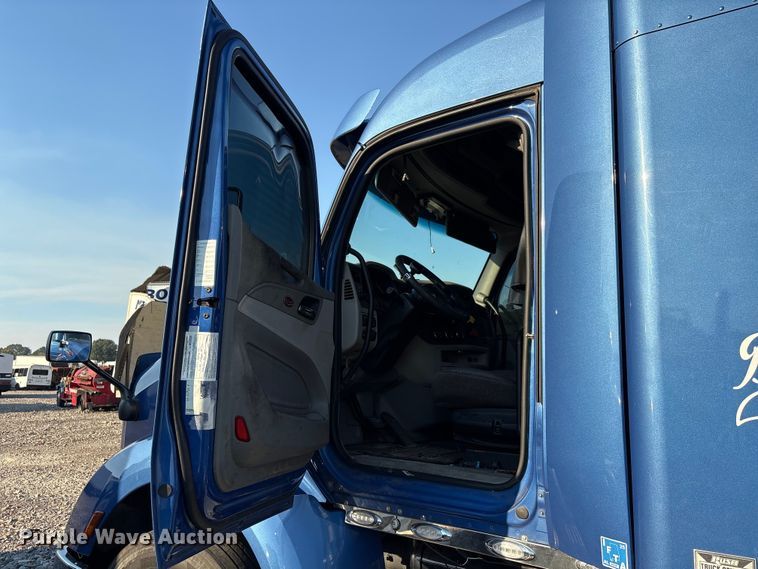 image for item YA0655 2018 Peterbilt 579 semi truck