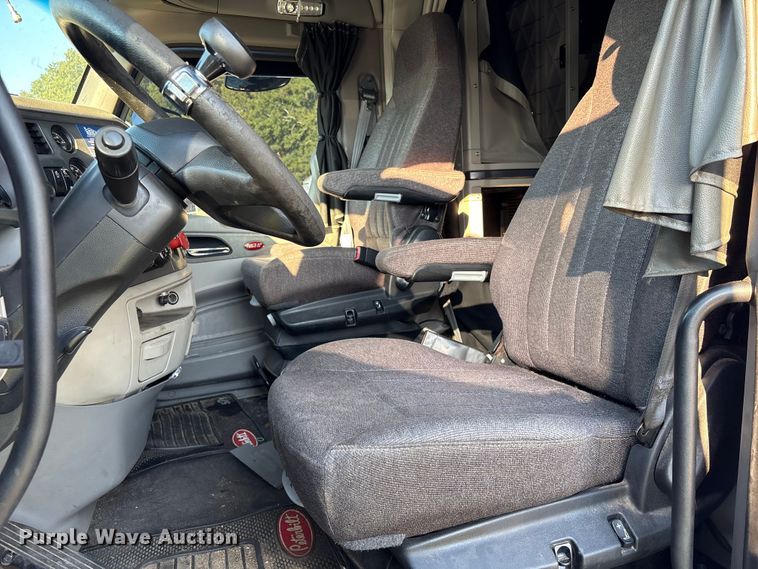 image for item YA0655 2018 Peterbilt 579 semi truck