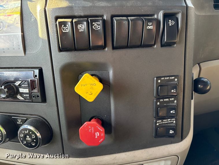 image for item YA0655 2018 Peterbilt 579 semi truck