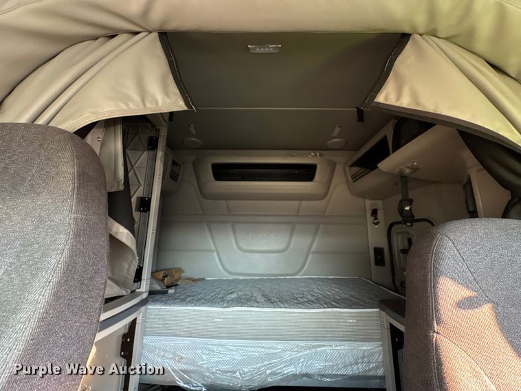 image for item YA0655 2018 Peterbilt 579 semi truck