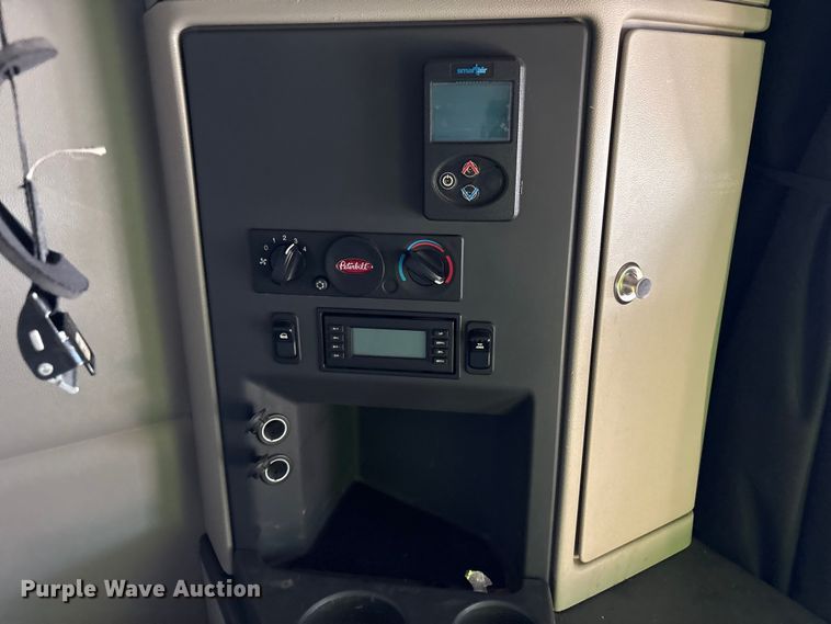 image for item YA0655 2018 Peterbilt 579 semi truck