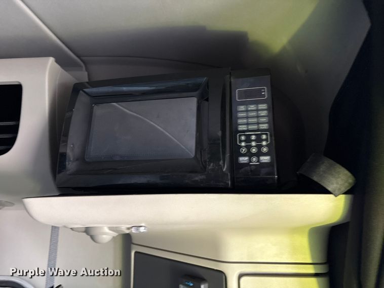 image for item YA0655 2018 Peterbilt 579 semi truck