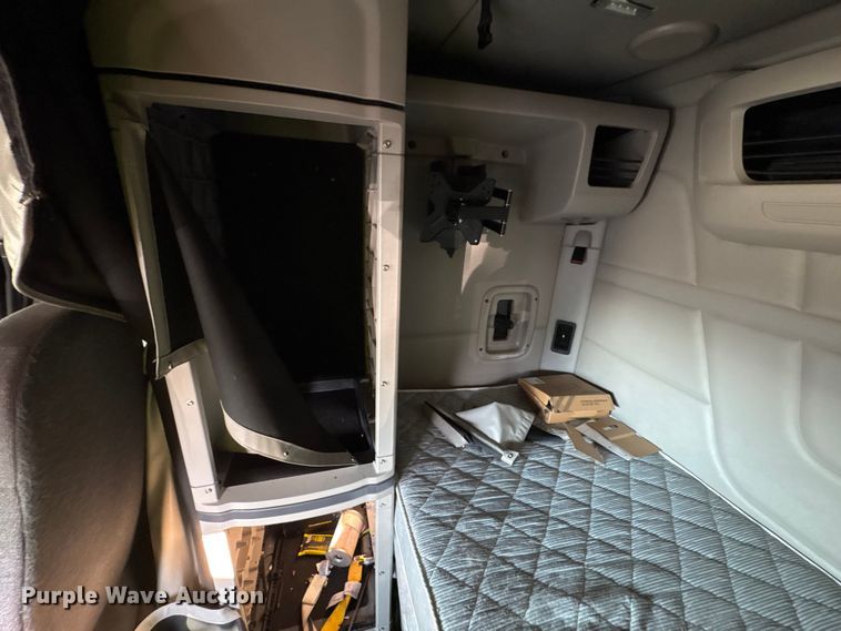 image for item YA0655 2018 Peterbilt 579 semi truck