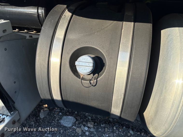 image for item YA0655 2018 Peterbilt 579 semi truck