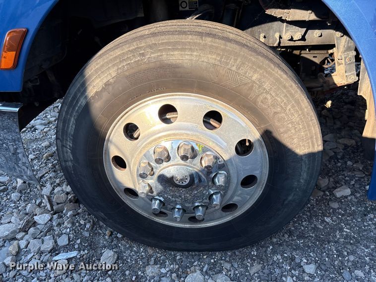 image for item YA0655 2018 Peterbilt 579 semi truck