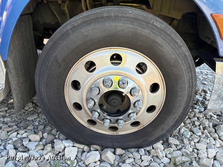 image for item YA0655 2018 Peterbilt 579 semi truck