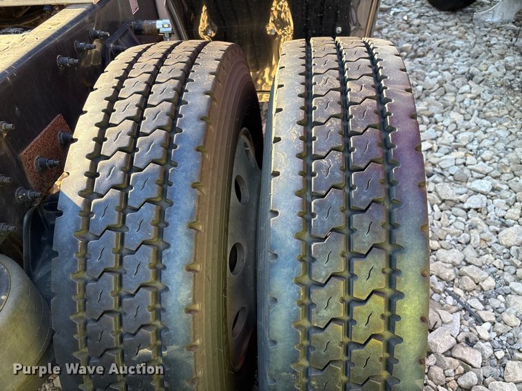 image for item YA0655 2018 Peterbilt 579 semi truck