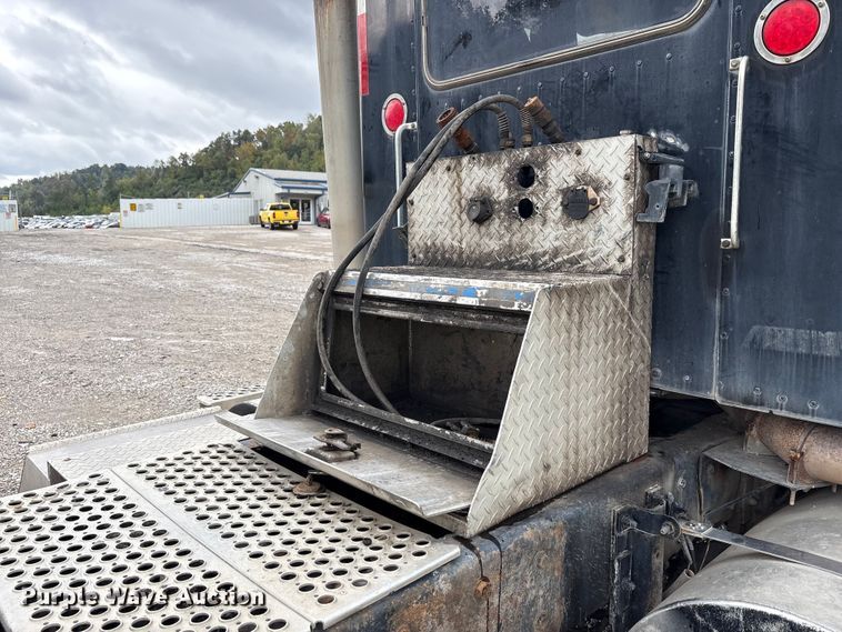 image for item YA0722 1999 Kenworth W900  semi truck