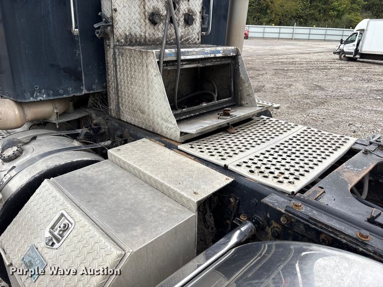 image for item YA0722 1999 Kenworth W900  semi truck