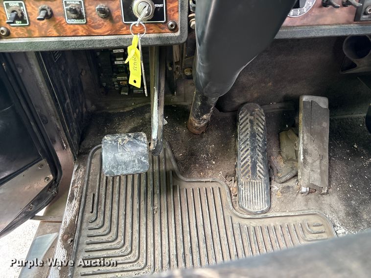 image for item YA0722 1999 Kenworth W900  semi truck