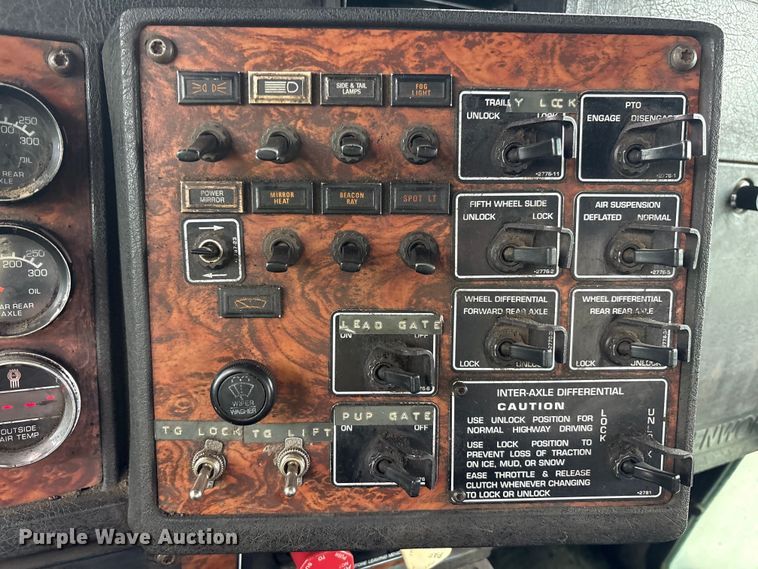 image for item YA0722 1999 Kenworth W900  semi truck