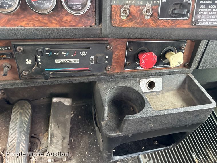 image for item YA0722 1999 Kenworth W900  semi truck