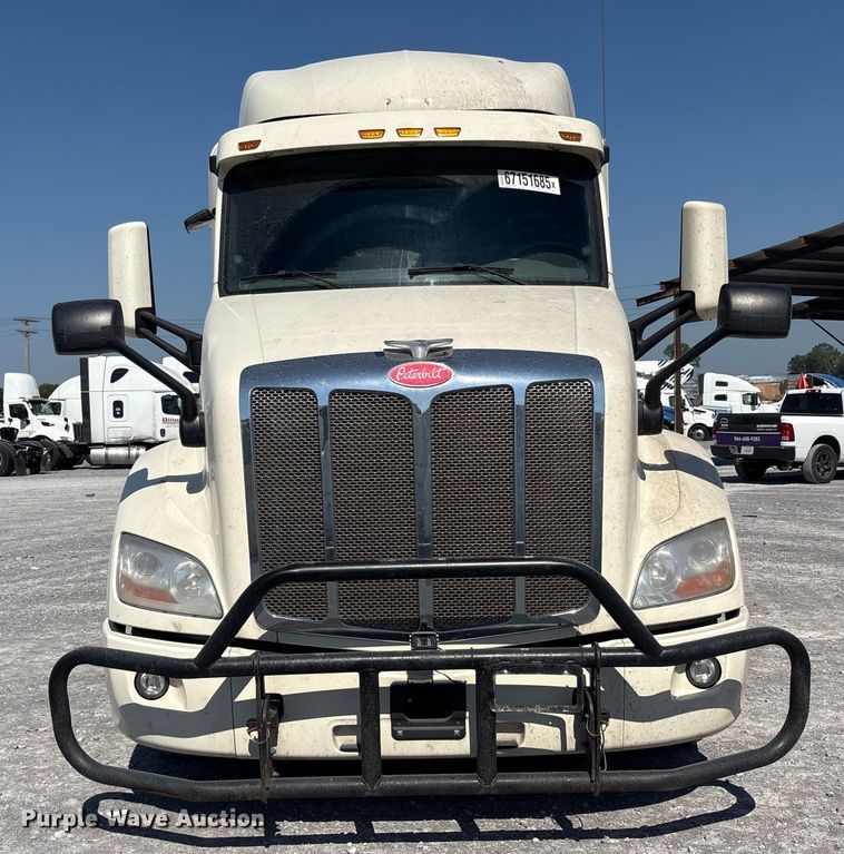 image for item YA0791 2017 Peterbilt 579 semi truck