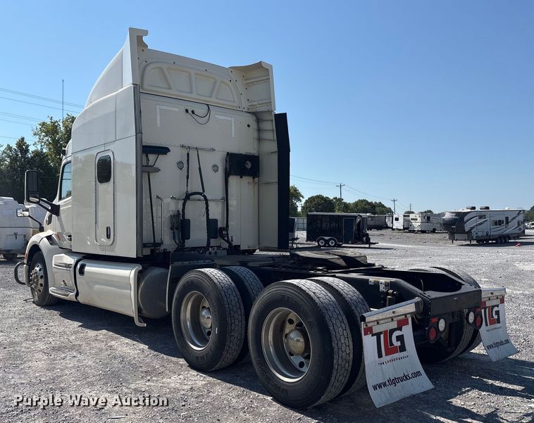 image for item YA0791 2017 Peterbilt 579 semi truck