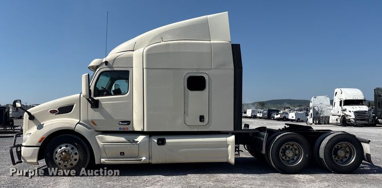 image for item YA0791 2017 Peterbilt 579 semi truck