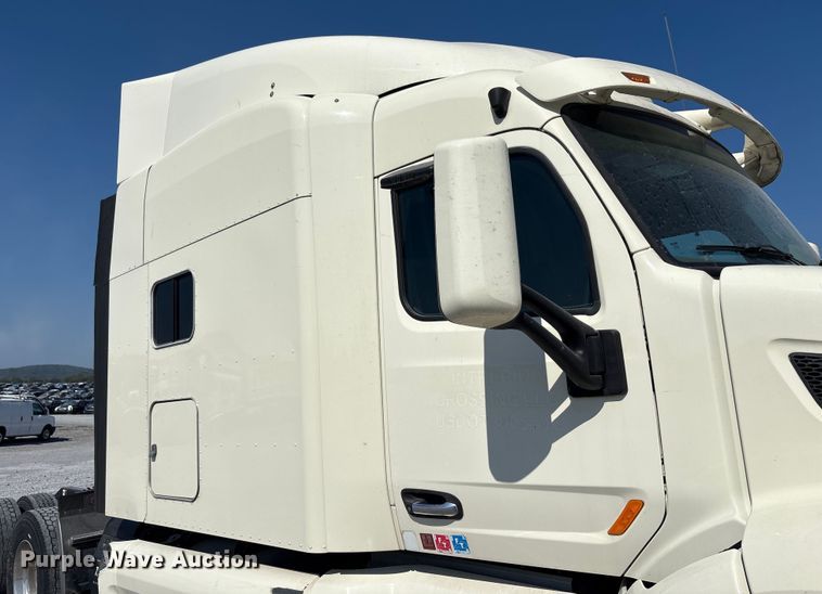 image for item YA0791 2017 Peterbilt 579 semi truck