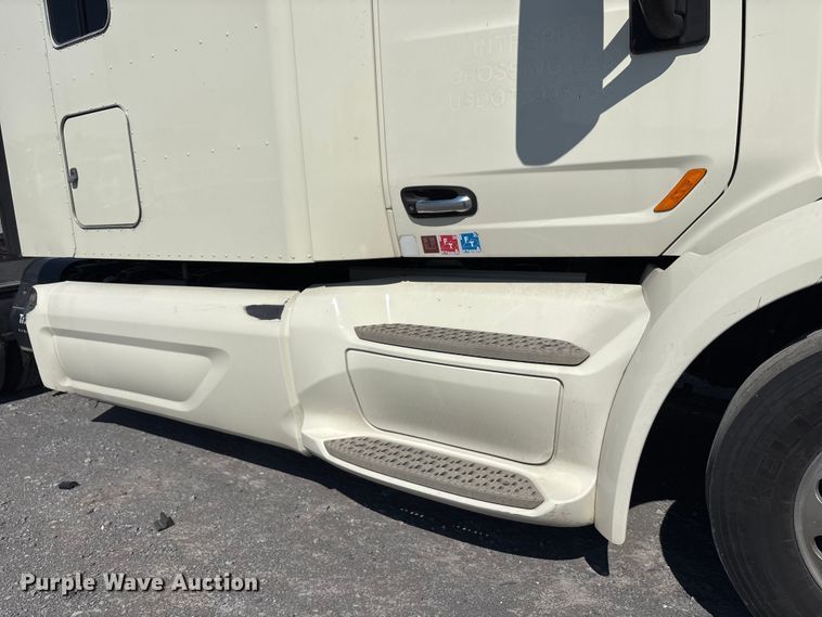 image for item YA0791 2017 Peterbilt 579 semi truck