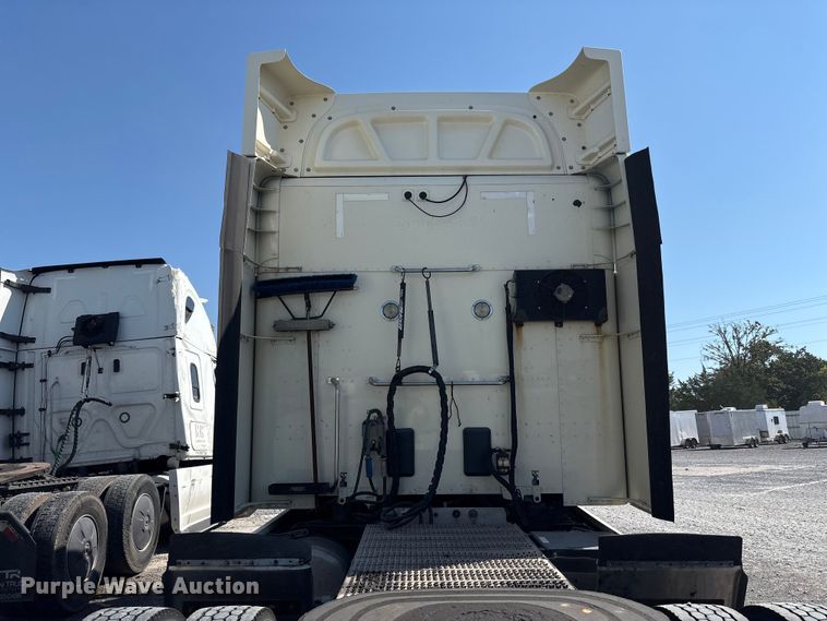 image for item YA0791 2017 Peterbilt 579 semi truck