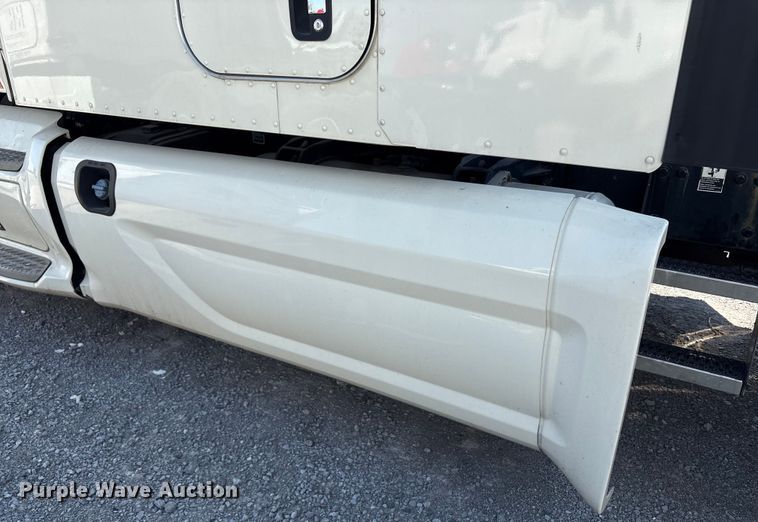 image for item YA0791 2017 Peterbilt 579 semi truck