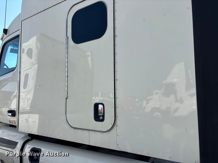 image for item YA0791 2017 Peterbilt 579 semi truck