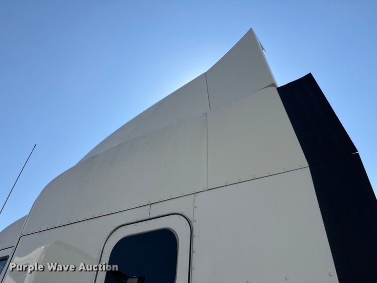 image for item YA0791 2017 Peterbilt 579 semi truck