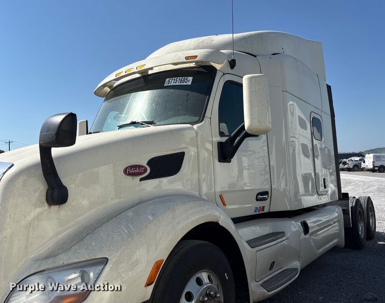 image for item YA0791 2017 Peterbilt 579 semi truck