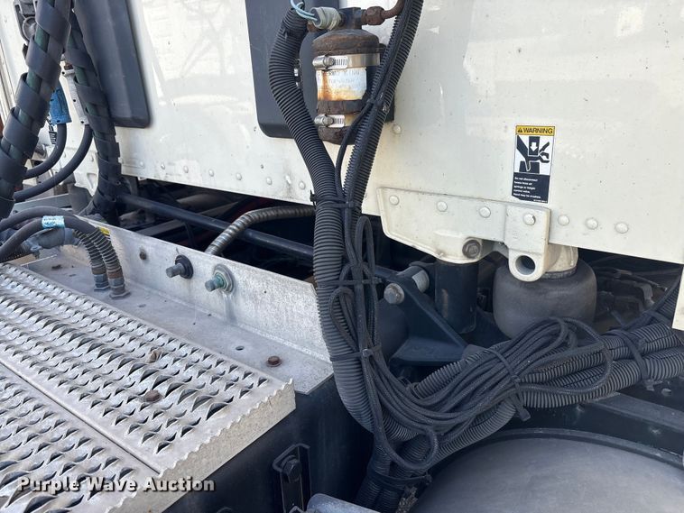 image for item YA0791 2017 Peterbilt 579 semi truck