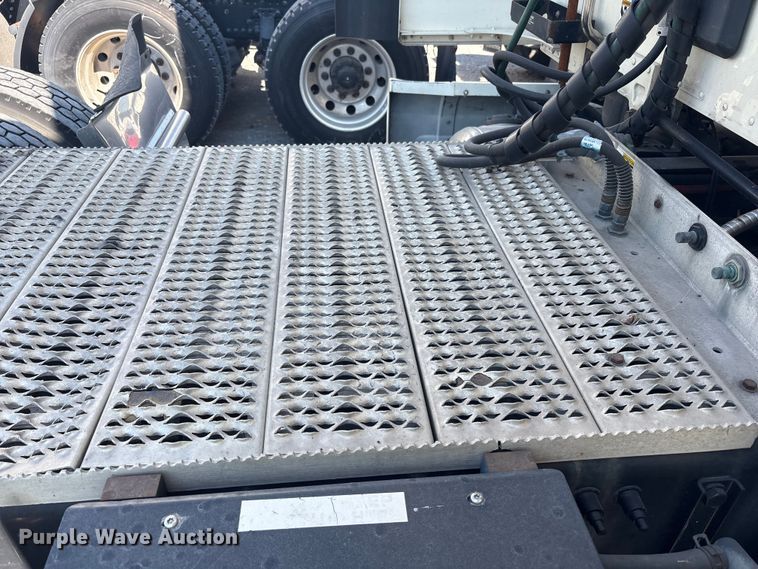 image for item YA0791 2017 Peterbilt 579 semi truck