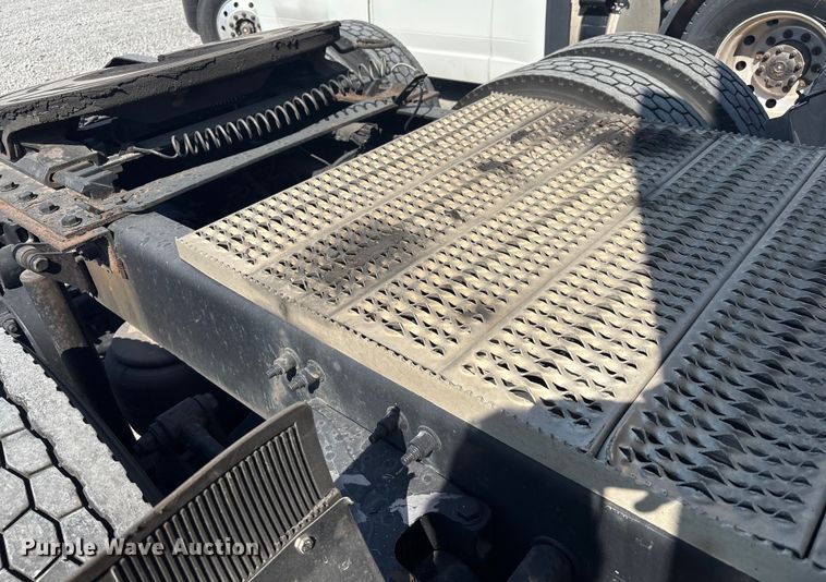 image for item YA0791 2017 Peterbilt 579 semi truck