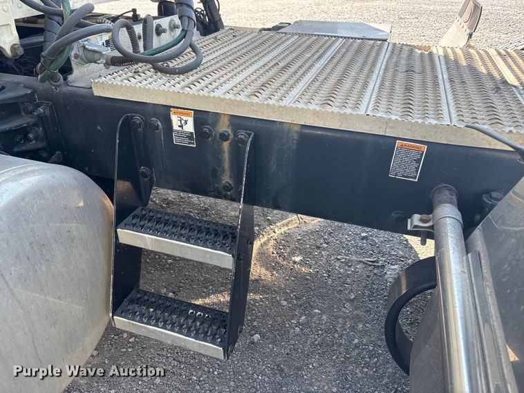 image for item YA0791 2017 Peterbilt 579 semi truck