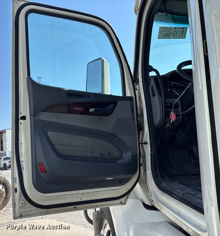 image for item YA0791 2017 Peterbilt 579 semi truck