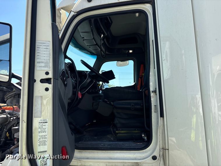 image for item YA0791 2017 Peterbilt 579 semi truck